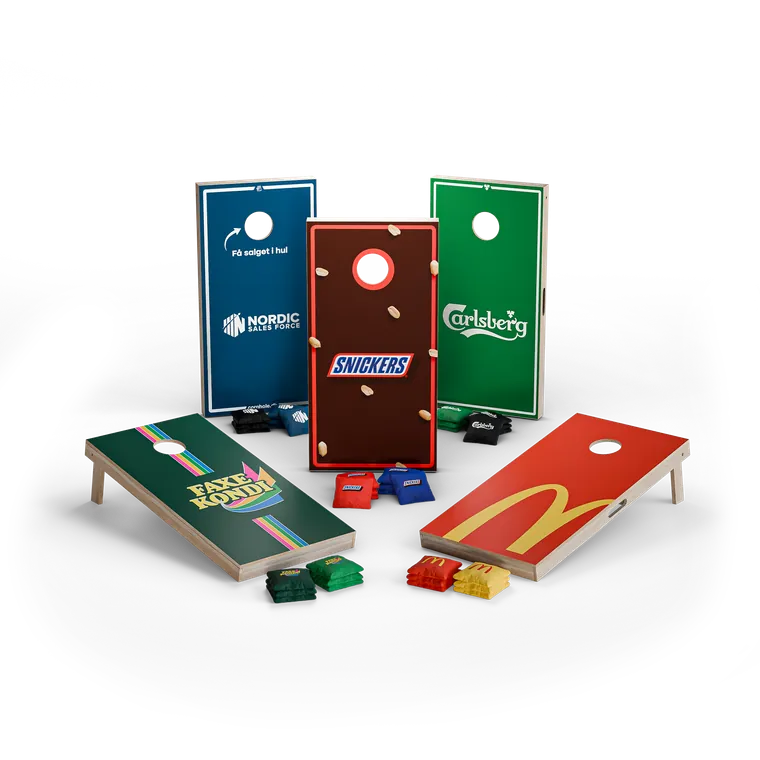 Cornhole borden opgeslagen in draagtassen